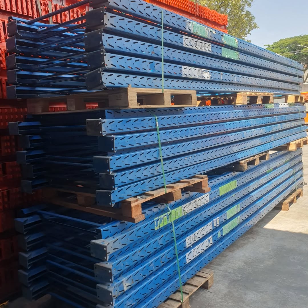 Pilha de longarinas azuis para montagem