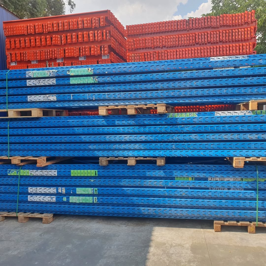 Estoque de longarinas azuis e laranjas